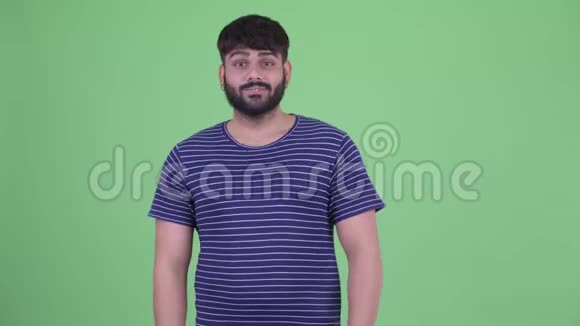 快乐年轻的体重超重的印度男人视频的预览图