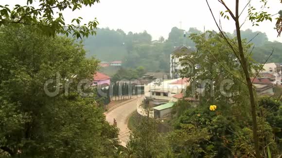 从远处看一条村庄的道路视频的预览图