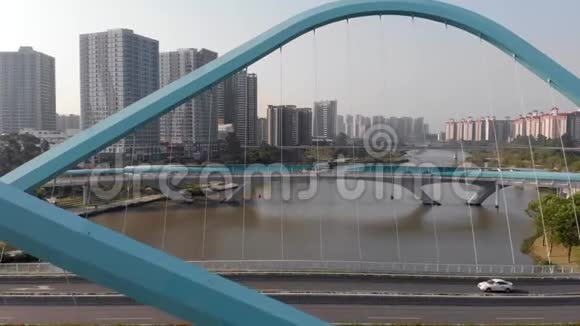 无人机危险地通过斜拉桥的延伸视频的预览图