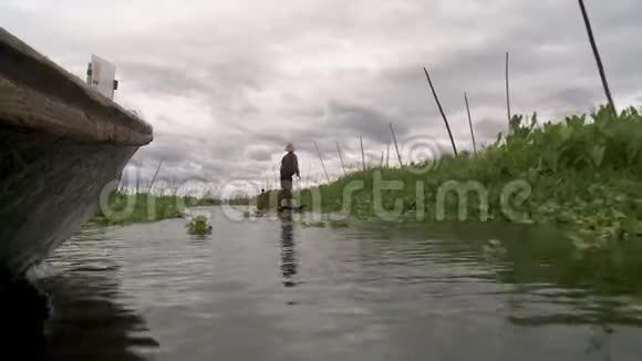 一位当地渔民用脚划船视频的预览图