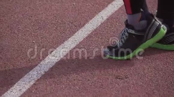主题体育与健康近体脚鞋运动鞋穆迪高加索男子跑步运动员热身运动伸展运动视频的预览图