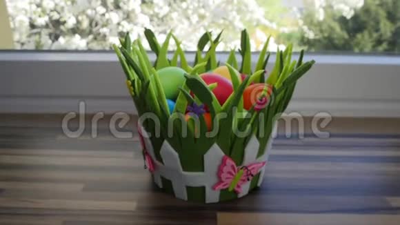 厨房窗户旁漂亮的篮子里有五颜六色的复活节彩蛋视频的预览图