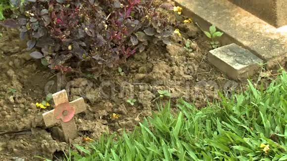 墓地土壤上的一个小十字架视频的预览图