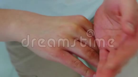 女性手的特写涂抹手霜视频的预览图