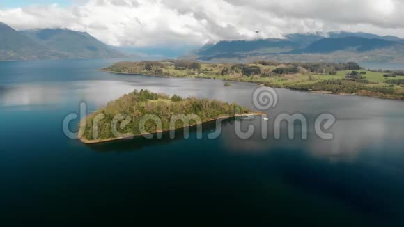 飞往智利南部Panguipulli湖的Panguipulli岛视频的预览图