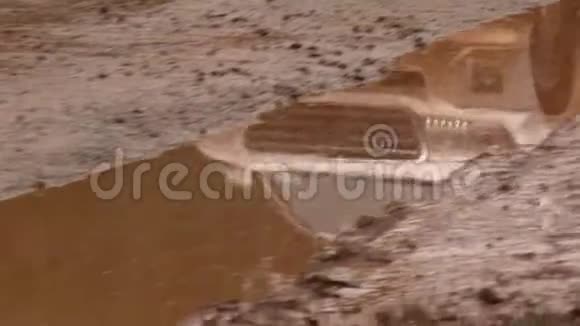 从泥土上的倒影看到一辆车视频的预览图