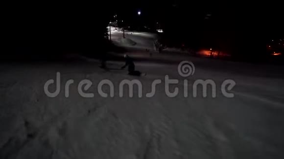 两个女性滑雪者有一个很长的晚上滑雪板女孩们晚上在滑雪场玩得很开心女孩经验视频的预览图