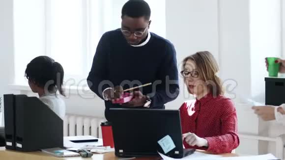 快乐职业非洲经理男子与中年女性高加索老板在时尚现代办公室工作视频的预览图