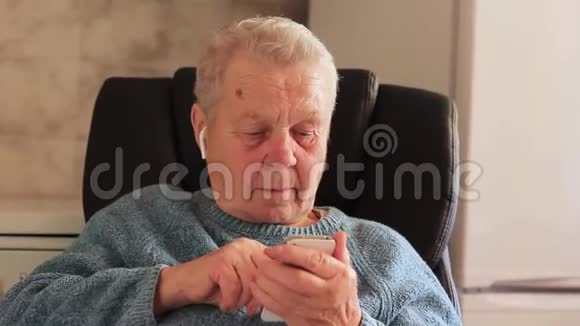 有移动设备和气脚的老年妇女视频的预览图