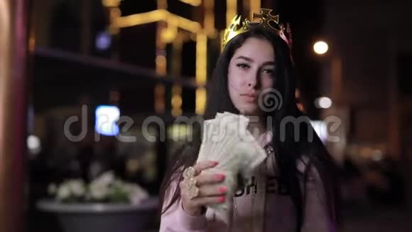 有钱的女孩像女王在夜城吹毛求疵视频的预览图