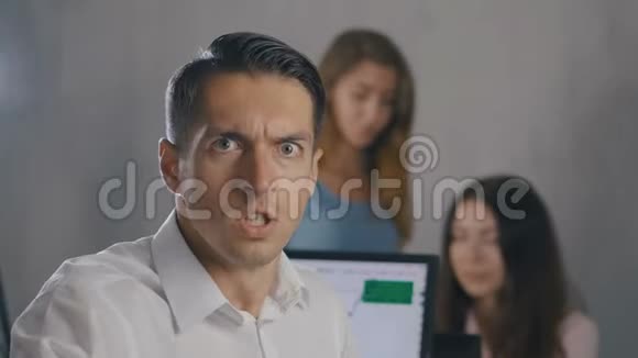 愤怒的商人在办公室工作场所的肖像在工作日中表现出恐惧愤怒和沮丧的人视频的预览图
