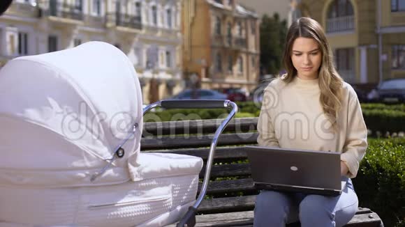 愤怒的女性自由职业者努力让婴儿车里哭泣的婴儿平静下来视频的预览图