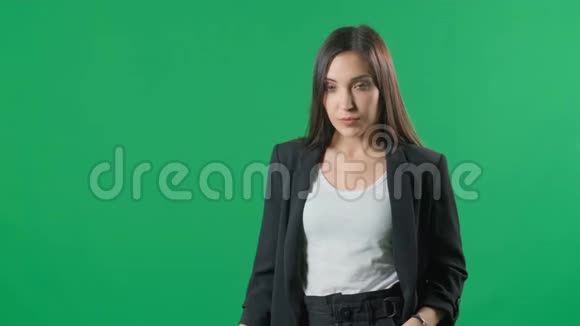 年轻的商务女性在绿色背景下展示产品女性专业人士的肖像手指复制空间视频的预览图