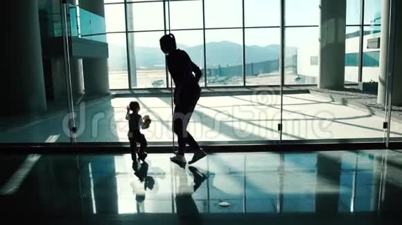 妈妈和宝宝到机场的窗户边慢悠悠地看着飞机视频的预览图