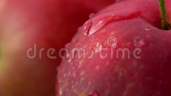 水滴顺着成熟的大红苹果流下视频的预览图