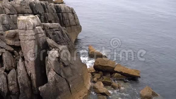 平静的海浪拍打着岩石视频的预览图