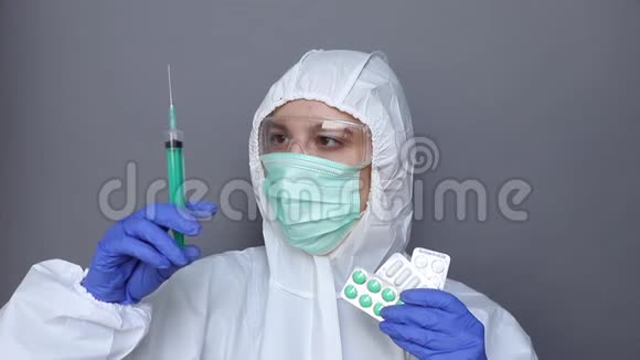 穿着防冠状病毒疫苗的女性视频的预览图