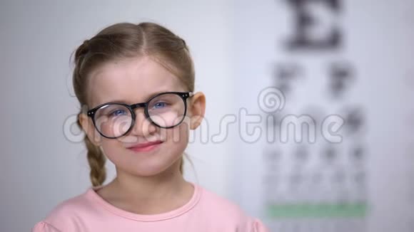 眼镜中可爱的女孩子服用视力治疗药片有益的维生素视频的预览图