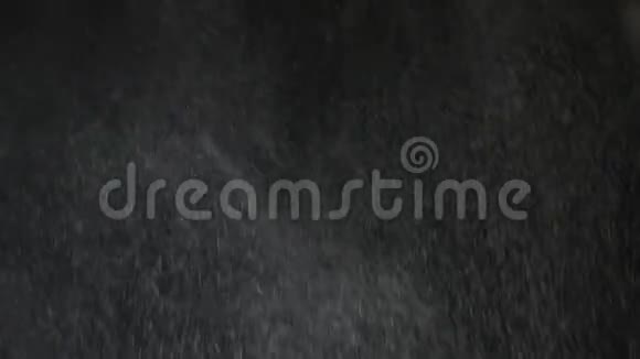 白色粉末在黑色背景上爆炸慢动作视频的预览图