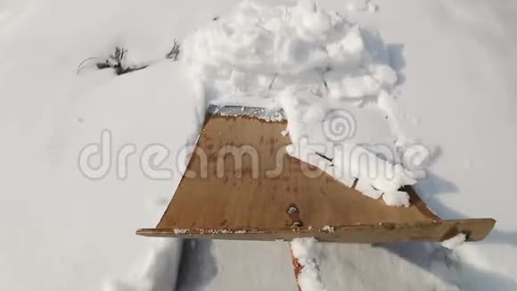 从车道上铲雪视频的预览图