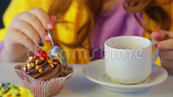 女人喝绿茶用勺子吃蛋糕视频的预览图