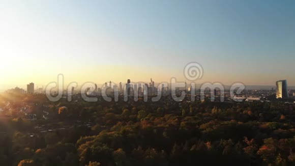 日落时法兰克福空中全景视频的预览图