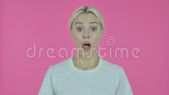 粉红背景下年轻女性的失败与问题视频的预览图