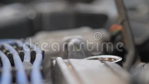 拧入汽车发动机油帽视频的预览图