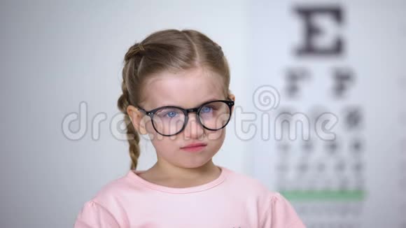 哭泣的女孩摘下眼镜担心来自同龄人的欺凌不安全感视频的预览图