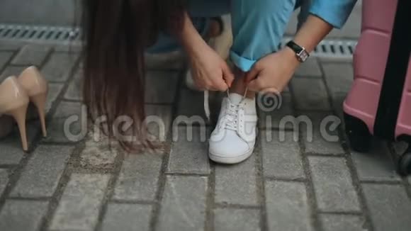 女人忘了怎么系鞋带视频的预览图