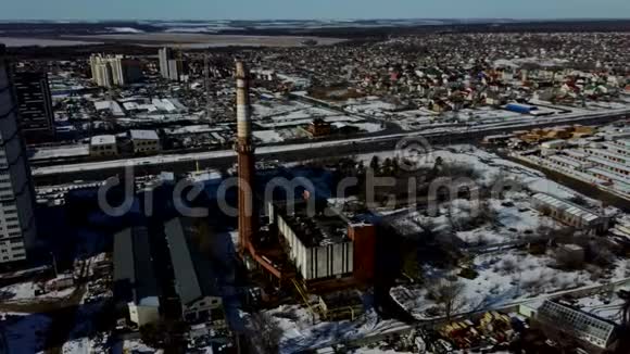 从空中俯瞰一个省城的小工厂视频的预览图