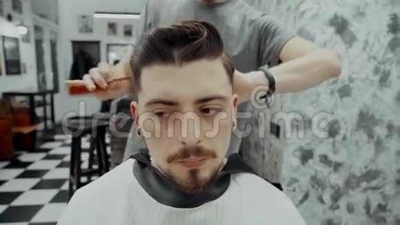 最后的发型男人头发和胡须的护理视频的预览图