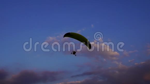 滑翔伞逆天飞行的慢动作视频的预览图