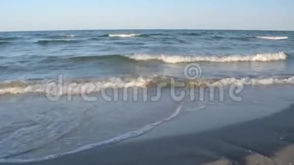 在沙滩上破碎的黑色海浪视频的预览图