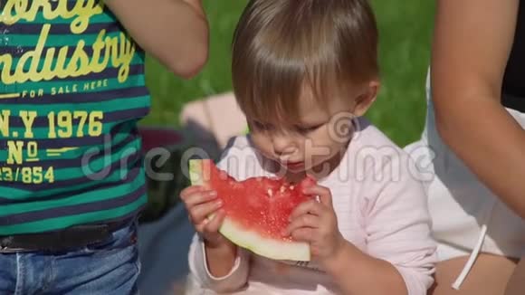 夏天吃西瓜的可爱小女孩视频的预览图