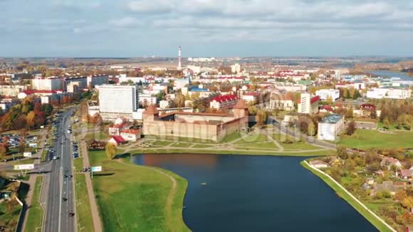 利达白俄罗斯鸟瞰城市景观天际线丽达城堡在阳光明媚的秋日著名的历史视频的预览图
