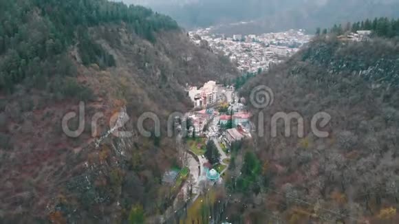 格鲁吉亚在博尔乔米的4k个小村庄的无人机图像视频的预览图