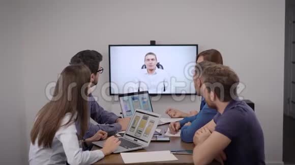 会议电话同事们在网上与另一个办公室的经理举行了一次会议技术视频的预览图