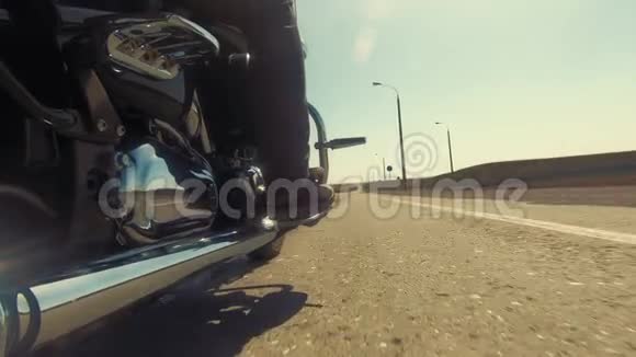骑在摩托车上的自行车骑在柏油路上阳光明媚视频的预览图