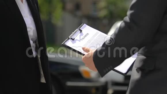 女性签署保险文件与代理汽车背景握手视频的预览图