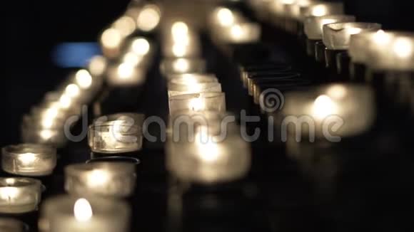 烛台上的蜡烛视频的预览图