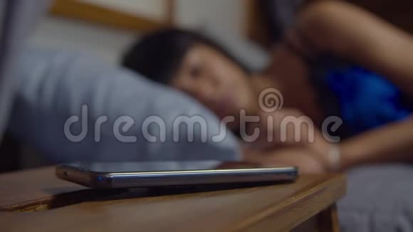熟睡的女人在手机上打盹视频的预览图
