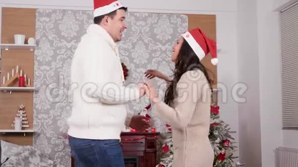 可爱的一对夫妇在圣诞前夜跳舞玩得很开心视频的预览图