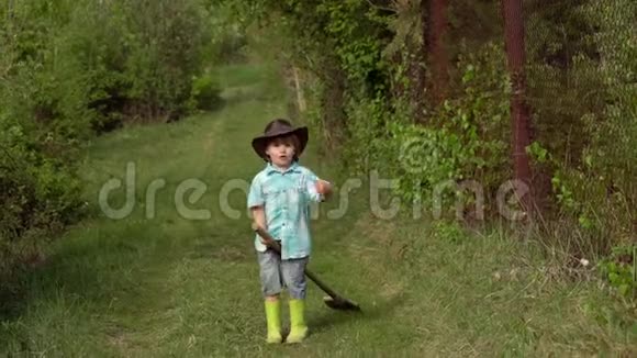 孩子们在农场的春天或夏天生态度假村活动在春田里种树胶的男孩视频的预览图