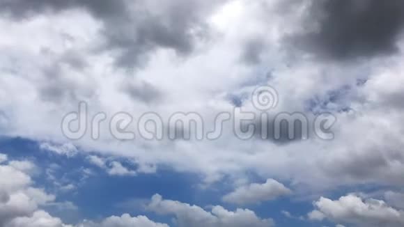 云在天空中移动时间流逝视频的预览图