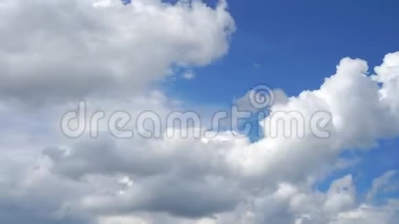 巨大的移动的云和蓝天的云景视频的预览图