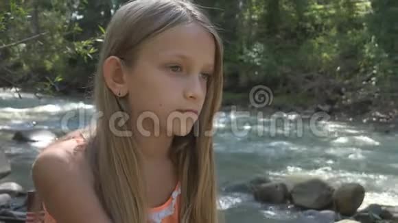 河边伤心的孩子自然放松的体贴的孩子露营的女孩山上的女孩视频的预览图