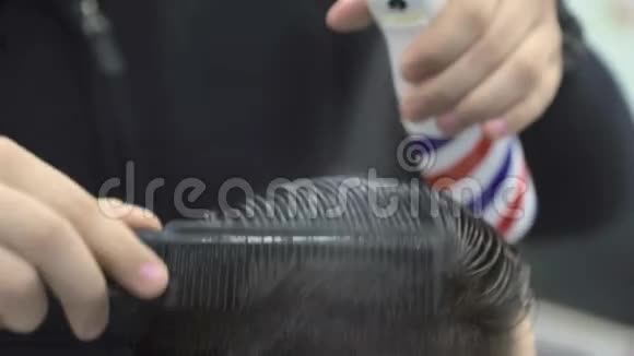 男人理发店理发贴身主人用剪刀剪她丈夫的金发视频的预览图