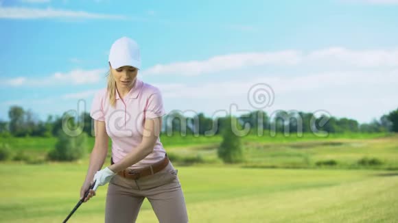 年轻女性高尔夫球杆击球因射门失败而震惊不幸视频的预览图