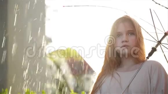 年轻悲伤的女孩黑发长发站在倾盆大雨中没有雨伞特写慢镜头视频的预览图
